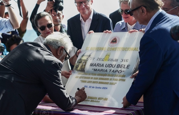 Governu lidera husi Primeiru Ministru (PM), Kay Rala Xanana Gusmão, halo ona lansamentu ba Kabu Submarinu Fibra Otika ne'ebé ró ida husi Fransa to'o ona Timor-Leste. Foto"Media GPM.