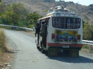 Bis Baucau tula hela pasajeirus viajem Dili-Baucau. Foto: Independente