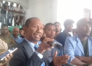 Reitor UNTL, João Soares Martins hato'o resposta ba preokupasaun estudante no senadu sira nian. Foto:INDEPENDENTE/ Evangelia.