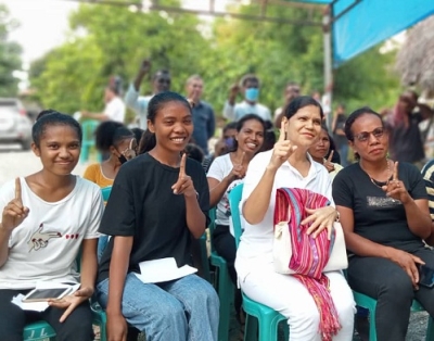 Kandidatu PR Izabela Fereira hamutuk ho apoiantes feto iha Gleno, Ermera. Foto Independente.