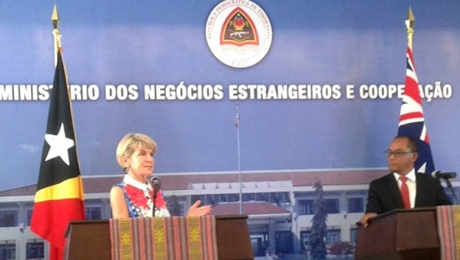 Ministru Negósiu Estranjeiru no Kooperasaun, Dionísio Babo Soares ho Ministra Negósiu Estranjeiru Australia, Julie Bishop MP halo konferensia ba imprensa hafoin hasoru malu, segunda-feira (30/7), iha MNEC. Foto: Gabinete MNEC