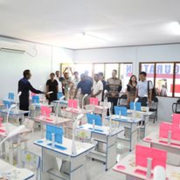 Eis Prezidente Repúblika no Eis Primeiru Ministru Taur Matan Ruak atual Fundadór Sentru Quesadhip Ruak hamutuk ho manorin sira hala'o observasaun ba sala de aula Eskola Internasionál Quesadhip Ruak, iha Markarenhas, Dili, (06/01/24). Foto:Media Eis-PM.