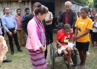 Ministra Solidariedade Sosial no inkluzaun, Céu Brites ho ekipa vizita ema ho defisiensia na'in lima iha Suku Cribas Postu Administrativu Manatuto Vila Munisipiu Manatuto, hodi observa direita kondisaun, ema defisiensia refere. Foto:INDEPENDENTE.