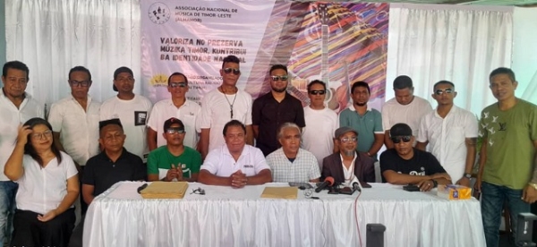 Asosiasaun Nasional Múzika Timor-Leste (ALMAMOR) servisu hamutuk ho Komisaun Organizadora Lian Kultura Rai-Nain Timor (LIKURAI Timor) hala'o konferensia imprensa konaba kompetisaun muzika iha teritoriu laran tomak. Sede Komisaun Organizador LIKURAI Timor, Farol, Dili, (08/03/25). Foto:INDEPENDENTE/Ivonia.