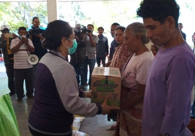 Espoza Primeira Dama Presidente Repúblika, Cidalia Nobre Mouzinho Guteres Sabdu ohin (30/5), fahe aihan ba kbit laek sira iha Atauro. Foto Pedro Alves/INDEPENDENTE