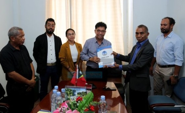 Sorumutu entre Konsellu Imprensa ho SEKomS ne'e koalia kona ba Konferensia hodi hili reprezentante jornalista na'in rua ba Konsellu Imprensa no entrega mos draf kona ba lei komunikasaun sosial nian, iha Gabinete SEKomS, Palasiu Governu, Dili, (11/11/24). Foto:Media KI.