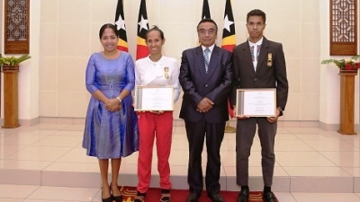 Prezidente Repúblika Francisco Guterres Lú Olo kondekora ho “Medalla de Méritu” ba atleta ho defisiénsia Teófilo Freitas no atleta Pascoela Pereira dos Santos. FOTO: Media PR