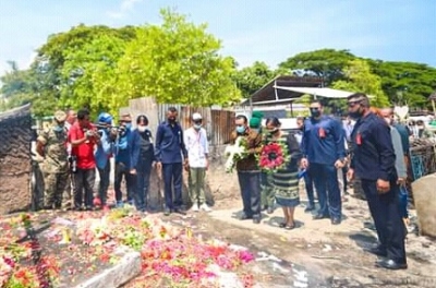 Prezidente Repúblika, Fransisco Guterres Lú-Olo hamutuk ho Espoza Cidalia Nobre, lori aifunan ba tau iha rate kruz boot nia iha Santa Kruz, Balide, sesta (12/11). Foto:Media Gabineti PR.