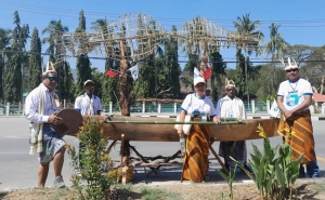 Peregrinu husi Ataúro prepara hodi simu Amu Papa ho dadolin, iha rotunda Komoro, Segunda (09/09). FOTO: INDEPENDENTE/Cesarina de Carvalho.