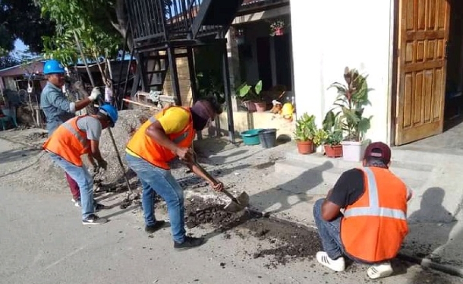 Tekniku Operadór Bee Timor-Leste, Empreza Públika (BTL, E.P) liu husi Zona tolu (3), kinta horseik (22/09), halo melloramentu ba liña distribuisaun bee moos, iha Aldeia Fomentu II, Suku Komoro, Postu Administrativu Dom Aleixo, Munisipiu Dili. Foto:Media BTL,EP.