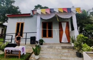 Labarik feto ida hamriik hela besik iha Uma Naroman ba Povu ne'ebé Ministru Miguel Pereira de Carvalho atu inaugura, iha Suku Hatolia, Postu Administrativu Halolia, Munisipiu Ermera. Foto:INDEPENDENTE.