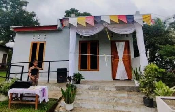 Labarik feto ida hamriik hela besik iha Uma Naroman ba Povu ne'ebé Ministru Miguel Pereira de Carvalho atu inaugura, iha Suku Hatolia, Postu Administrativu Halolia, Munisipiu Ermera. Foto:INDEPENDENTE.