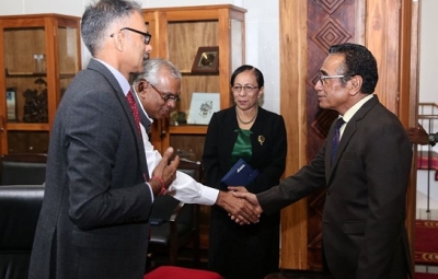 Kordenadór Rezidente Nasaun Unidas nian iha Timor-Leste, Roy Trivedy ho Reprezentante Organizasaun Mundiál Saúde (OMS), Dr. Rajesh Pandav hasoru malu ho Prezidente Repúblika, Francisco Guterres Lú Olo ohin iha Palásiu Prezidénsia hodi informa konaba situasaun atuál husi Korona Virus (Corona Virus Disease 2019-COVID19), iha Timor-Leste no mós mundiál. Foto Gabinete PR.