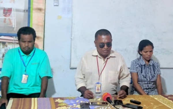 Diretór Ezekutivu Asosiasaun Halibur Difesiénsia Matan Timor-Leste (AHDMTL), Gaspar Afonso, hamutuk ho membru sira halo konferensia imprensa hodi hato'o apresiasaun  ba Deputadu sira iha Parlamentu Nasional (PN) ne’ebé aprova ona aumenta osan subsidiu ba ema ho defisiénsi no idozu sira. Foto: Rufino/INDEPENDENTE.