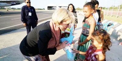 Ministra Negósiu Estranjeiru HON. Julie Bishop MP hetan tara tais Timor bainhira tuun husi aviaun Air North Australia, domingo (29/7). Foto: MNEC