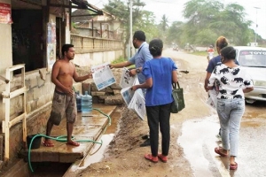 Ekipa redasaun jornal INDEPENDENTE fahe jornal gratuitu ba komunidade sira ne&#039;ebe besik area karantina, Metiaut (Ote Orizoontal), Dili. Foto INDEPENDENTE.