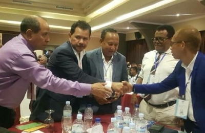 Prezidente Kamara Komersiu no Industria Timor-Leste Jorge M. Araujo Serrano, kaer liman ho Delegadu CCI Munisipiu, no mós foto hamutuk ho Prezidente Sesante Oscar Lima no Kandidatu Lourenço Oliveira. Foto:INDEPENDENTE.