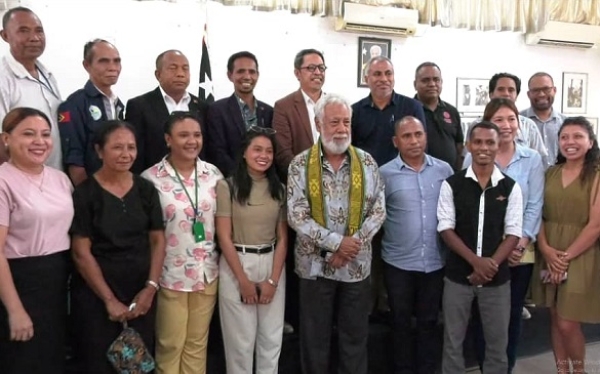 Primeiru-Ministru Kay Rala Xanana Gusmão ho Vise Ministru Asuntu Parlamentar foto hamutuk ho Funsionáriu CNC hafoin remata Palestra ho Grupu Traballu ba Prosesu Rekonsiliasaun iha salaun CNC Antigu Komarka Balide, Tersa (08/04/25). Foto: INDENPEDENTE.