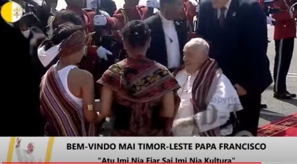Sua Santidade Amu Papa Franscisco ne’ebé hala’o viajén husi Papua Nova Guiné ho Aviaun Air Niugini to’o ona iha Aeroportu Internasionál Nicolau Lobato Komoro Dili no Labarik na'in rua tara mak tara tais ba Sua Santidade Papa. (09/09/24). Foto:INDEPENDENTE.