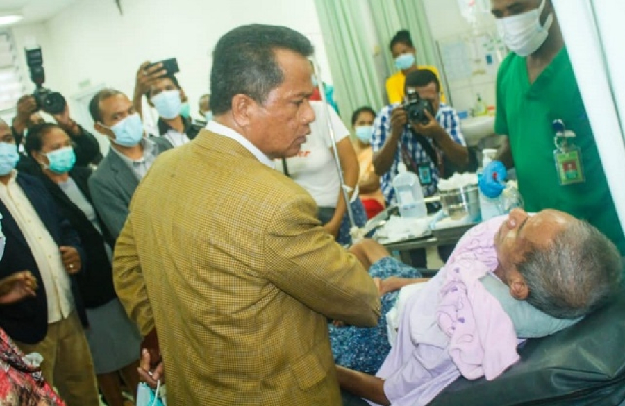 Prezidente Parlamentu Nasional, Aniceto Guterres, vizita  pasiente dengue iha HNGV. Foto: Agostino/INDEPENDENTE.