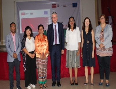 Embaixadór Estadu Uniaun Europeia ba Timor-Leste Marc Fiedrich, hasai foto hamutuk ho Diretora Fokupers, Maria Fatima Pereira Guterres, Diretóra Ezekutivu ACbiit, Maria Manuela Leong Pereira, Diretór Jeral SEII, no mós Parseiru Internasional sira. Foto:Agustino/INDEPENDENTE.