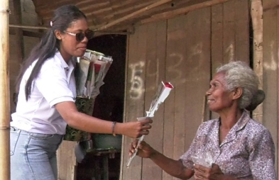 Iha komemorasaun loron mundial feto ba dala-48 ne’e, Membru FOKUPERS fahe aifunan ba inan idozu ida iha merkadu Bekora, Postu Administrativu Kristu Rei, Munisipiu Dili, sesta (08/03/24). Foto: INDEPENDENTE.