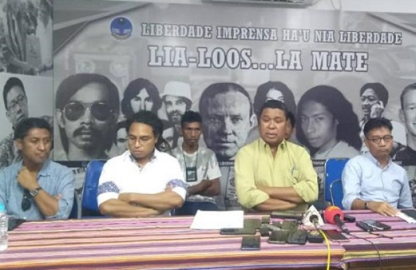 Konsellu Imprensa Timor-Leste, hala'o konferensia imprensa hodi husu ba Komando Polisia Nasional Timor-Leste liu husi Servisu Investigasaun Kriminal Nasional (SIKN), atu retira karta notifikasaun ba Redasaun Jornal INDEPENDENTE. Foto:Agustino/INDEPENDENTE.