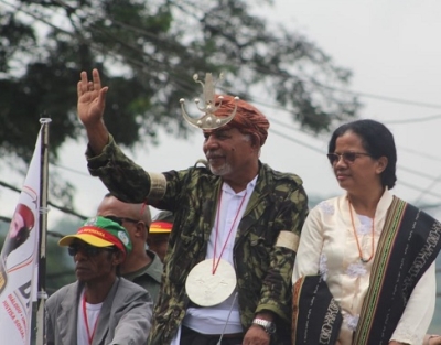 Kandidatu Lere Anan Timur ho nia espoza foti liman ba nia apoiante sira iha Triloka, Baukau. Foto Independente
