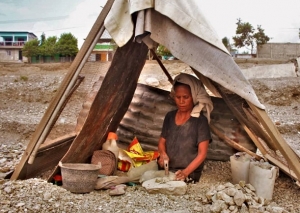 Inan faluk, Ilda da Cruz, helik iha fatin mahon kiik ida iha mota laran, area Lemokari, Manleuana, tuku hela britas hodi sustenta nesesidade uma-laran. Foto: Januário Assunção/INDEPENDENTE.