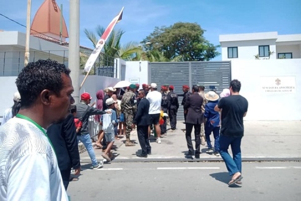 Papa Francisco bolu labarik ki'ik sira tama ba Nusiantura laran, maibe seguransa sira hapara tiha, Tersa (10/09) Foto INDEPENDENTE/Agustino Gama.