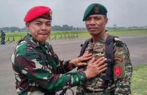 Membru FALINTIL-Forsa Defeza Timor-Leste (F-FDTL) husi Komponente Terrestre Tenente Infantaria Amaro Abel Guterres, termina ona treinamentu konabá parakedista (tactical parachute) durante fulan lima, iha Sentru Formasaun Forsa espesial Indonésia nian Batujajar Bandung. Foto:Media F-FDTL.