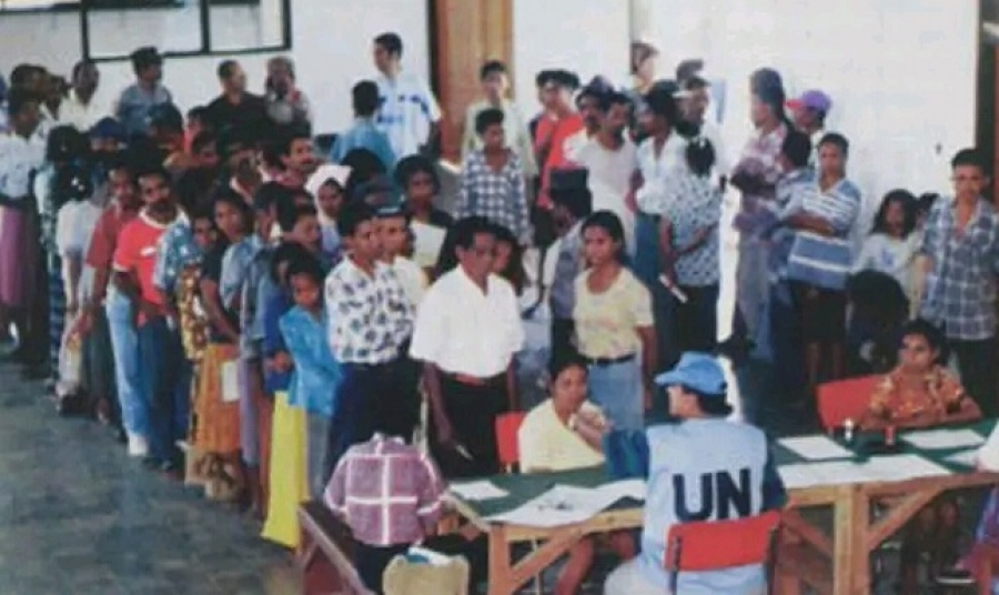 30 Agostu tinan 1999, povu Timor-Leste hakat ba sentru votasaun hodi hili ninia destinu rasik. Foto:Dok.