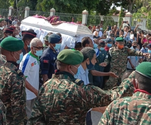 Veteranus sira lori hiit hela Amo Bispo Dom Basilio nia isin mate, hafoin atu entrega fali ba PNTL, BOP ho F-FDTL. Foto: Saturnina/INDEPENDENTE.