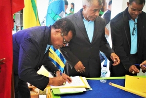 Oscar Lima asina nota eleitu ba presidente LAHER. Foto diariu INDEPENDENTE