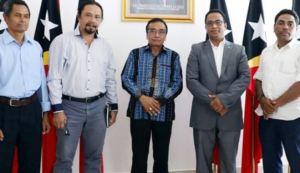 Membru  RENETIL hasai foto hamutuk ho Presidente Republika