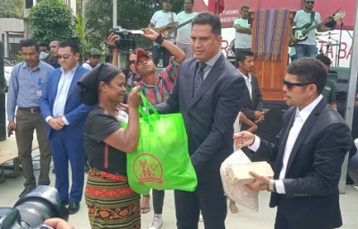 Governu Liu husi Ministeriu Turizmu Komersiu no Induntria (MTKI) hamutuk ho SEKooP no MAE, sesta ne&#039;e (17/06), Distribui ona Sesta Bazika Faze daruak ba iha Benefisiáriu iha Aldeia Baia-Leste Suku Komoro Postu Adminitrativu Dom Aleixu Munispiu Dili, Foto INDEPENDENTE/ Agustino Gama