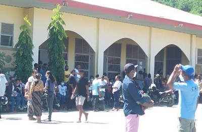 Eleitor paralelu sira husi parte leste, husi Munisipiu Baukau, Lautem no Vikeke, ne’ebé ba vota iha sentru votasaun paralelu, iha Eskola Tekniku Vokasional Bekora, sabdu (19/3). Foto Saturnina da Costa/Independente.