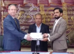 Reprezentante Fundus Nasoens Unidas ba Infansia (UNICEF-Sigla Inglés), iha Timor-Leste Billal Durani no Representante Embaixadór EUA iha Timor-Leste Thomas Daley, entraga ekipamentus elektronika eskola nian ba Ministru Edukasaun Juventude no Desportu (MEJD), Armindo Maia, iha Salaun MEJD Vila-Verde, segunda (06/03). Foto:Ivonia/INDEPENDENTE.