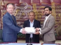 Reprezentante Fundus Nasoens Unidas ba Infansia (UNICEF-Sigla Inglés), iha Timor-Leste Billal Durani no Representante Embaixadór EUA iha Timor-Leste Thomas Daley, entraga ekipamentus elektronika eskola nian ba Ministru Edukasaun Juventude no Desportu (MEJD), Armindo Maia, iha Salaun MEJD Vila-Verde, segunda (06/03). Foto:Ivonia/INDEPENDENTE.