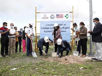 Reprejentante Ministra Saude no Estadu Unidus Amerika ba Timor-Leste, tau fatuk dahuluk ba kontrusaun sentru izolamentu Covid-19 iha Munisipiu Baukau. Foto EUA.