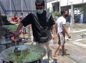 Na&#039;in ba Retaurante Delicious, Cesario Trinito Freitas Gai, tein hela hahan ba vitima inundasaun sira, Kolmera Dili. Foto Julia da Costa Martins/INDEPENDENTE.