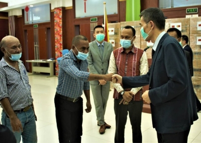 Emaxador Xina ba Timor-Leste komprimenta hafoin simbolikamente entrega masakara ba Vise-MAE, kinta (4/3), iha salaun Emabaxada Xina. Foto INDEPENDENTE