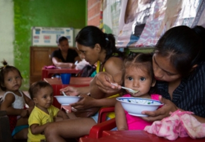 Inan fo han labarik malnutrisaun iha nasaun Bolivia. Foto UNICEF