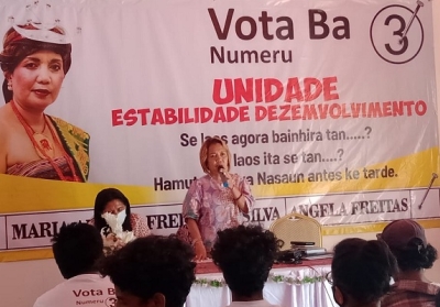 Kandidata Angela halo dialogu ho komunidade iha Farmoza Dili, Kinta (9/3). Foto Independente
