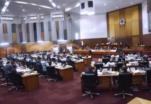 Deputadu sira debate pedidu Xefe Estadu ba extensaun Estadu Emerjensia ba dala-8, iha Parlamentu Nasional, tersa ohin (27/10). Foto Gabinete PM.