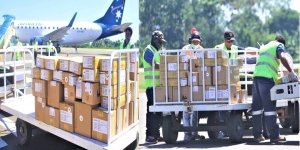 Sasan ne&#039;ebe aviaun Air North tula mai Dili iha Aeroportu Insternasional, Nikolau Lobato, kuarta (03/6). Foto INDEPENDENTE/Jonio da Costa