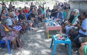 Komunidade sira simu vizita Lider Istoriku, Kay Rala Xanana Gusmão ne’ebé tun direita obserba uma komunidade no simuteriu jerál ne’ebé mota sobu iha Aldeia Nunuhenu, Suku Cuinha, Postu Administrativu Pantai Makasar, Rejiaun Administrativu Espesiál Oe-Cusse Ambeno (RAEOA). Imajen/Espesiál.