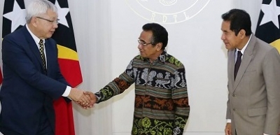 Prezidente-da-Repúblika, Francisco Guterres Lú Olo kaer liman ho Diretór Grupu Pelican Paradise, Datuk Edward Ong, akompaña hosi Diretór Ezekutivu TradeInvest Timor-Leste, Arcanjo da Silva. FOTO: Média PR