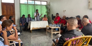 Prezidente CNE, José Agustino Belo  sosializa rekezitus eleisaun munisipal ba reprezentante Partidu Politikus sira, iha Munisipiu Manatuto. FOTO: Ivonia Varela