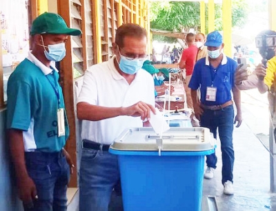 Primeiru Ministru Taur Matan Ruak ezerse nia direitu votu iha sentru votasaun Ensinu Baziku Filial Metiaut, Sabadu (19/03). Foto Mariano Mendonca/Independente